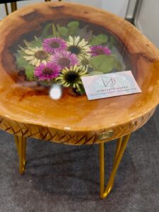 epoxi_kisasztal_tartositott_viragokkal_luxus_kivitelben